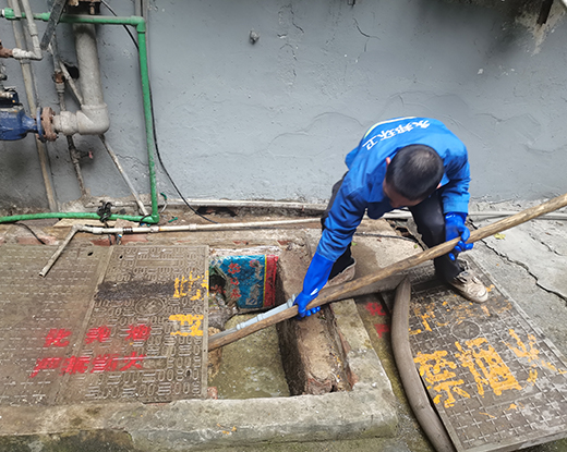 松山湖管委会清掏化粪池